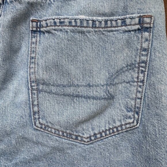 American Eagle Womens Skater Shorts Size 8 Light Wash Distressed Denim Ripped De - Picture 9 of 9